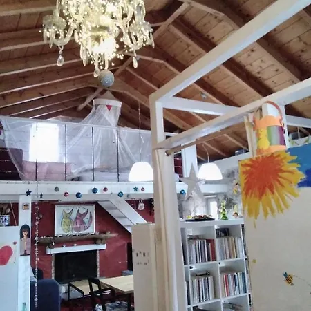The Artist's House בקתה Psárion